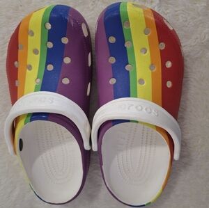 Unisex CROCS Pride Rainbow Strips Clogs Size 6M/8W.